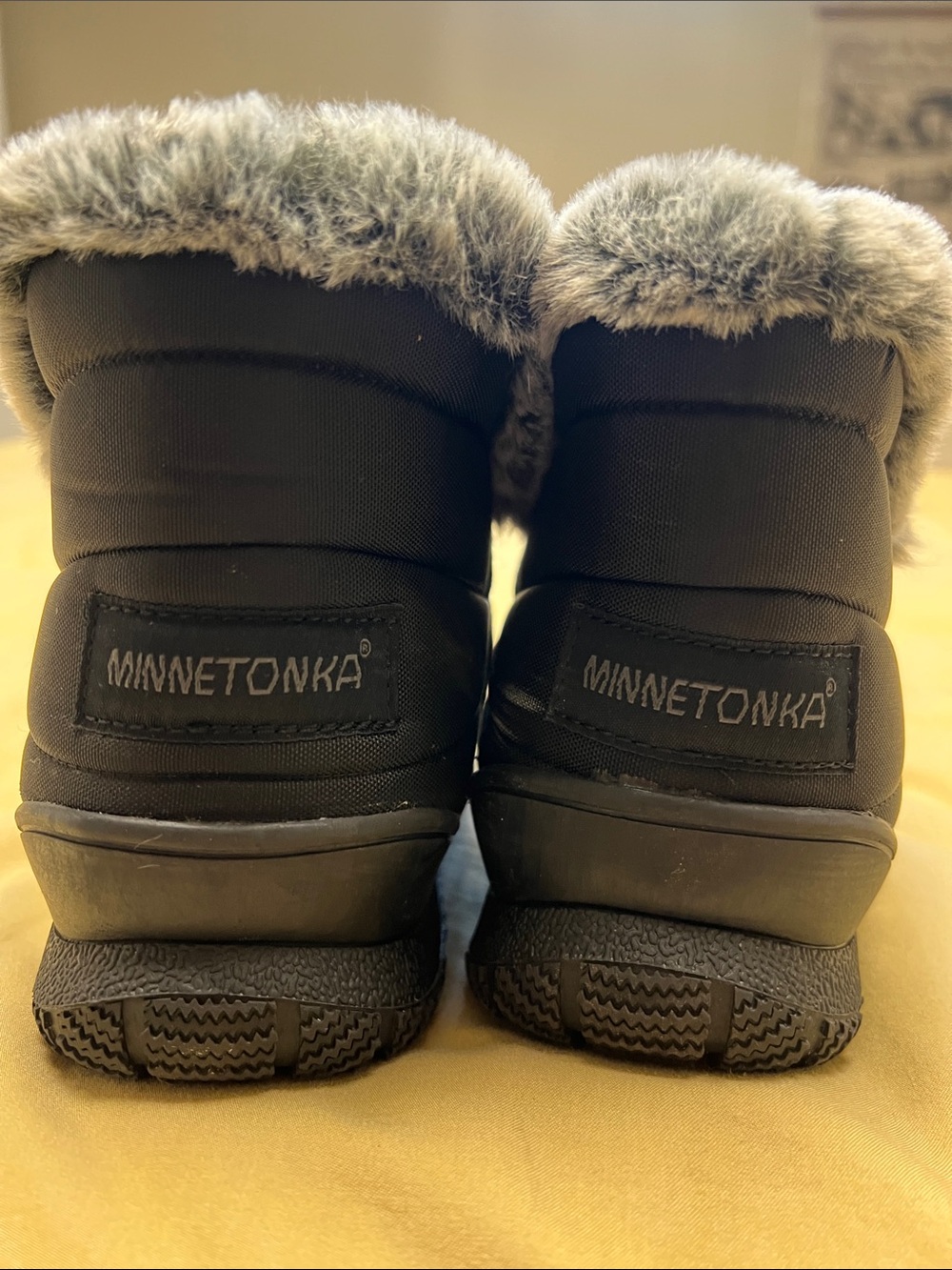 Minnetonka Black Quilted Ankle Winter Boots with Gray Faux Fur Cuff sz 8 - Picture 2 of 9